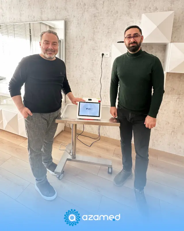Azamed Medikal Dr. Mehmet Çelik'e LipoSlım Cihazını Teslım Ediyor.