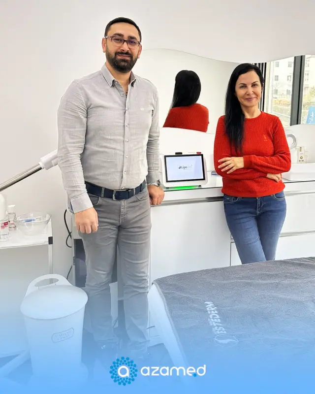 Azamed Medikal Dr. Serap Kocabey Uzun'a LipoSlım Cihazını Teslım Ediyor.